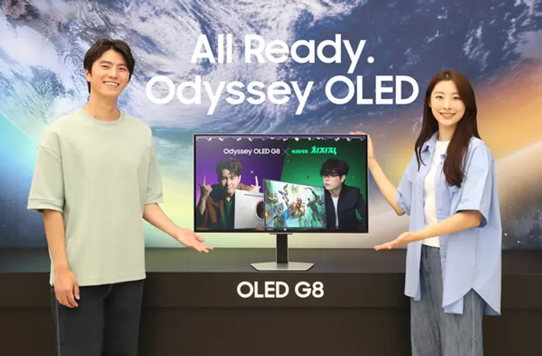 삼성전자 모델이 오디세이 OLED G8을 소개하고 있다.