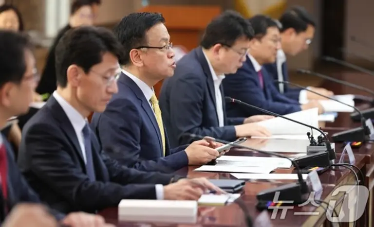 최상목 경제부총리 겸 기획재정부 장관이 19일 서울 종로구 정부서울청사에서 열린 공공기관운영위원회 회의에서 모두발언을 하고 있다.