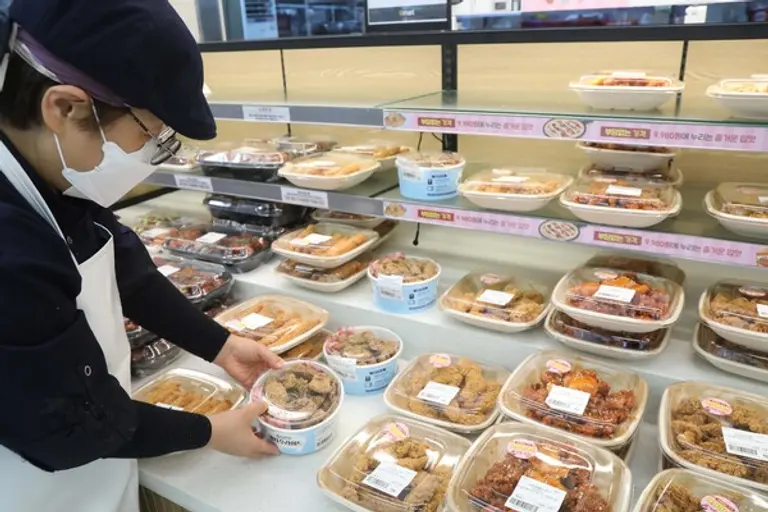 키친델리 코너에서 직원이 신메뉴를 진열하고 있다. (사진. 이마트)