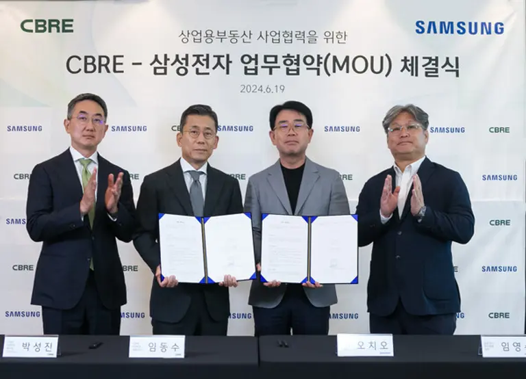 CBRE코리아가 삼성전자와 미래형 상업용 부동산 스마트 공간 솔루션 구축 관련 업무 협약을 체결했다. (왼쪽부터) 박성진 CBRE코리아 부사장, 임동수 CBRE코리아 대표이사, 오치오 삼성전자 한국총괄 부사장, 임영수 삼성전자 한국총괄 상무 (사진. CBRE코리아)