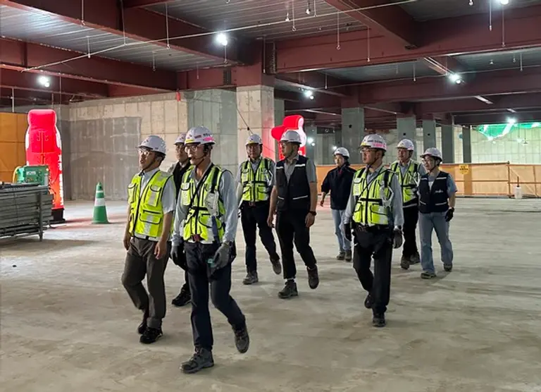 임재욱 SK에코플랜트 CSO(최고안전책임자, 왼쪽 첫번째)가 송도 글로벌 R&PD 센터 신축공사 현장을 방문해 작업장 안전관리실태와 온열질환 예방활동 이행상태를 점검하고 있다. (사진. SK에코플랜트)
