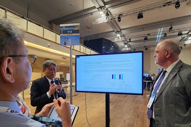 독일 베를린에서 열린 유럽고혈압학회(ESH)에 참석한 동국의대 심장내과 이무용 교수(왼쪽에서 둘째)가 1일(현지시각) 한미약품의 저용량 고혈압 3제 복합제 임상 연구 내용이 담긴 포스터를 토대로 참석자들에게 설명하고 있다.