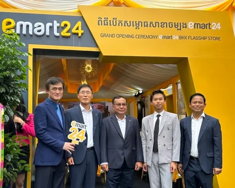 21일 캄보디아 수도 프놈펜에서 이마트24 캄보디아 1호점 개점식이 열렸다. 왼쪽부터 박진순 한림건축그룹 회장, 김현종 KB프라삭은행 부행장, 옴 쌈은 KB프라삭은행장, 데이비드 삼보 사이손브라더홀딩스 대표 등이다. [출처: KB국민은행] 