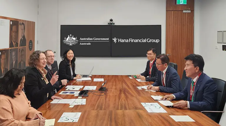 함영주 하나금융그룹 회장(오른쪽)이 지난 21일 호수 수도 캔버라에서 호주 재무부를 방문해, 기후에너지 총괄인 알렉스 히스(Alex Heath) 재무부 차관보(왼쪽 두 번째)와 녹색금융 협력 방안을 논의했다. [출처: 하나금융그룹]