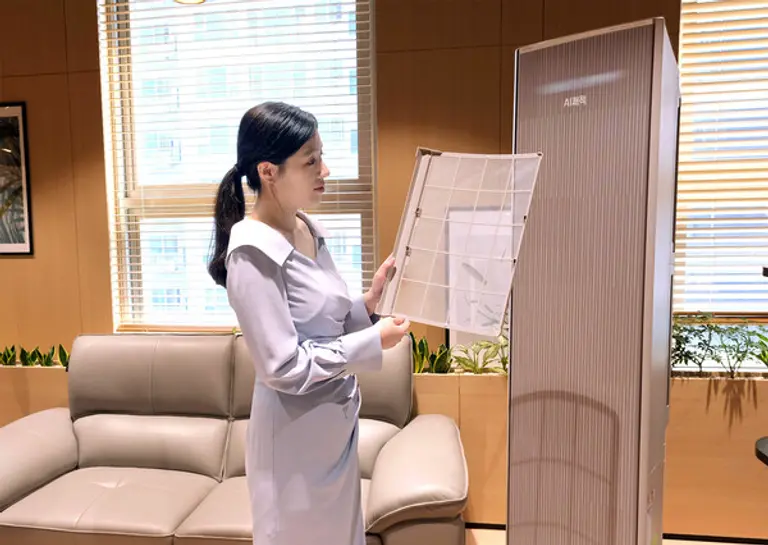 에어컨 먼지거름필터의 상태를 확인하는 모습