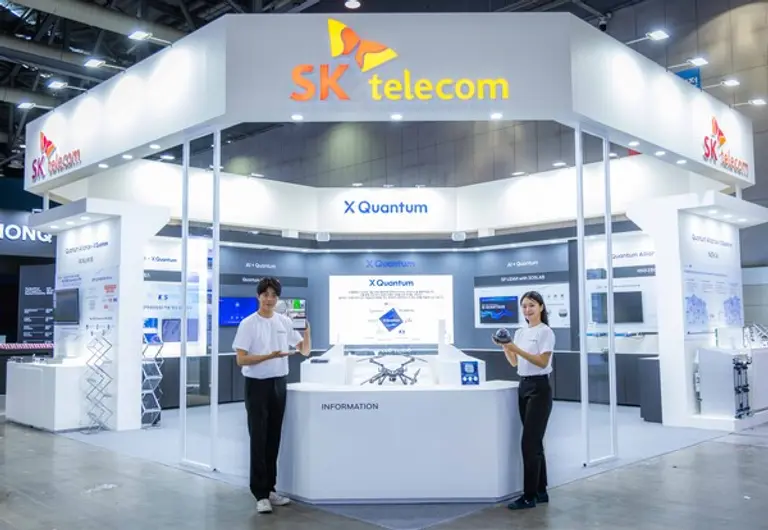 ‘퀀텀 코리아’에서 SKT 구성원과 모델이 SKT 전시관을 소개하는 모습.