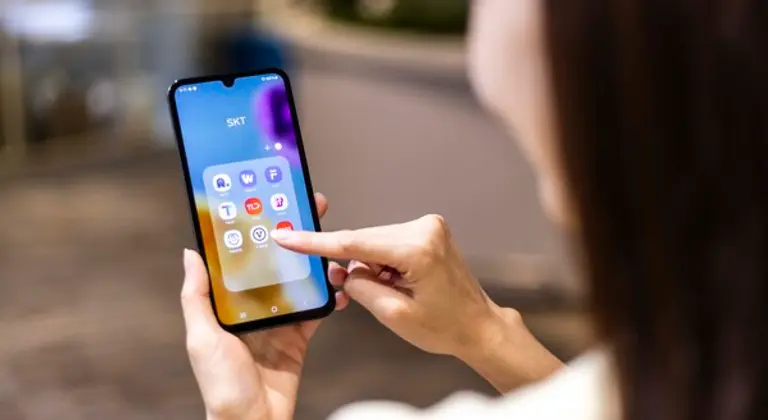 SK텔레콤은 30만 원대 중반 가격의 가성비 5G 스마트폰 ‘갤럭시 와이드7’를 공식 온라인몰 T다이렉트샵(shop.tworld.co.kr)과 오프라인 매장 T월드에서 단독 출시했다