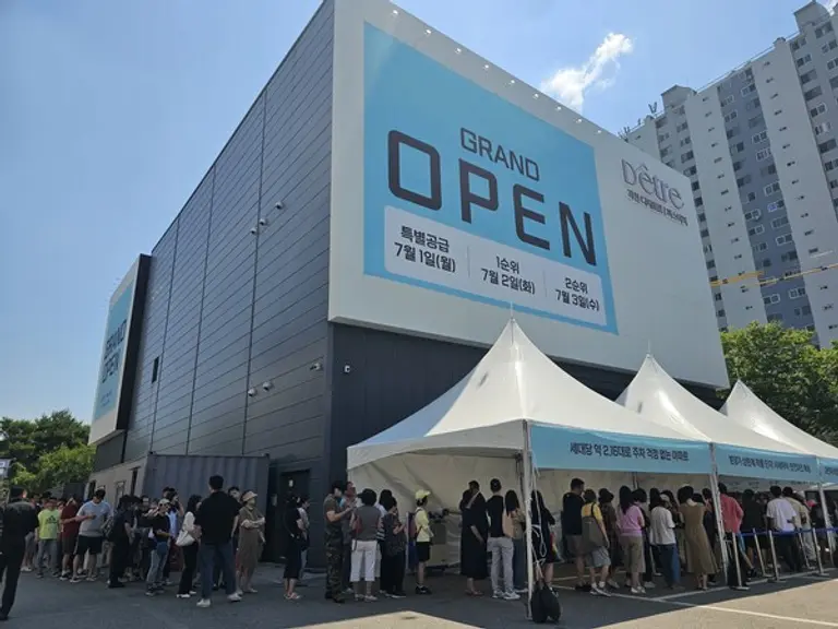 26일 문을 연 과천 디에트르 퍼스티지 견본주택에 오전부터 사람들이 몰리며 긴 대기줄이 형성됐다. (사진제공. 대방건설) 