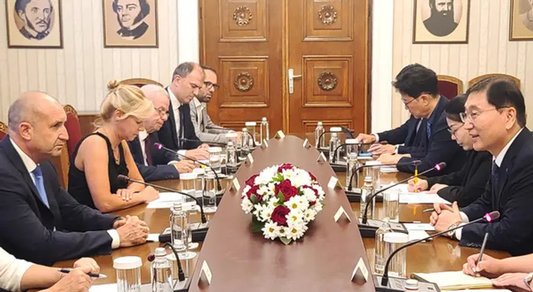 윤영준 현대건설 사장이 루멘 라데프 불가리아 대통령과 면담하며 코즐로두이 원전 프로젝트 수행의 기반을 다졌다. (사진제공. 현대건설)