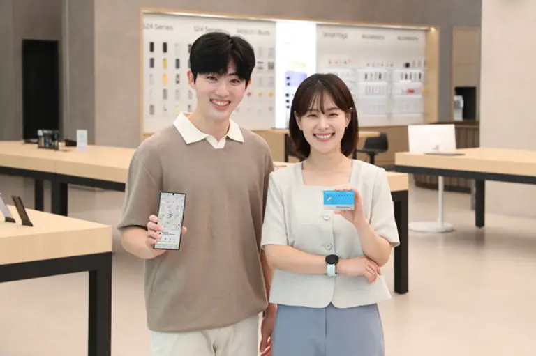 삼성전자 모델이 KB국민카드와 협업해 출시한 IoT 신용카드를 소개하고 있다.