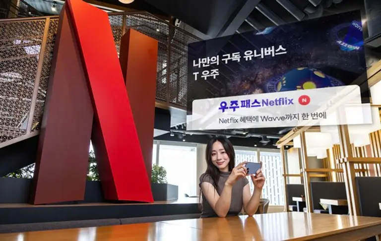  SKT 홍보 모델이 28일 출시된 ‘우주패스 넷플릭스’ 상품을 소개하고 있다.