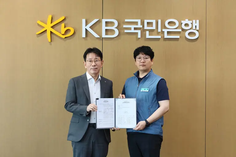 이재근 KB국민은행장(왼쪽)과 김정 KB국민은행지부 위원장이 지난 26일 서울 영등포구 여의도 KB국민은행 신관에서 열린 2024년 2분기 노사협의회 조인식에서 출생·육아 복지 확대에 합의했다. [출처: KB국민은행]