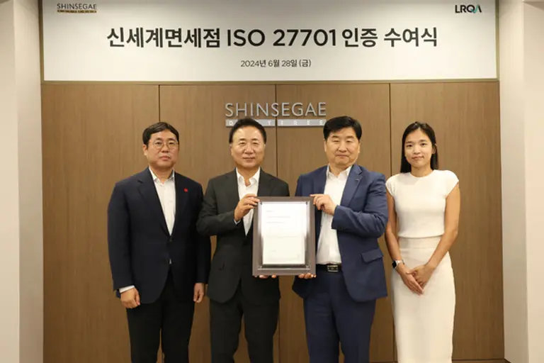 (왼쪽) 유신열 신세계디에프 대표이사 (오른쪽) 이일형 로이드 인증원 대표이사