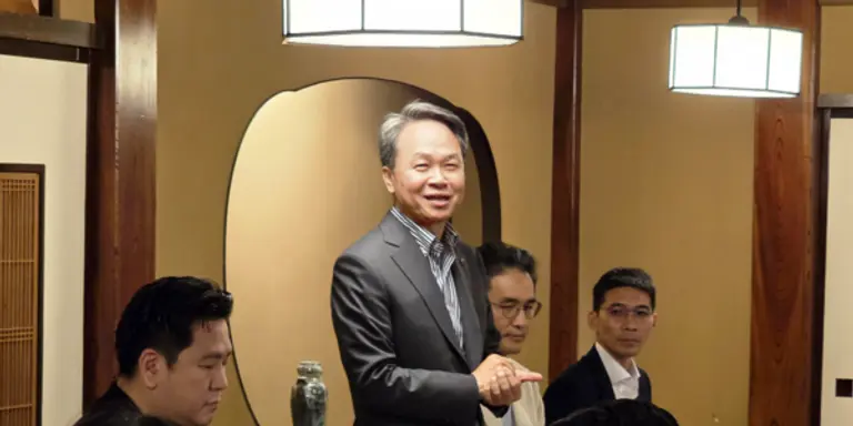 진옥동 신한금융그룹 회장(왼쪽 2번째)이 지난 27일 일본 도쿄에서 열린 애널리스트 만찬 행사를 찾아, 애널리스트 20여 명에게 감사 인사를 전했다. [출처: 신한금융그룹]