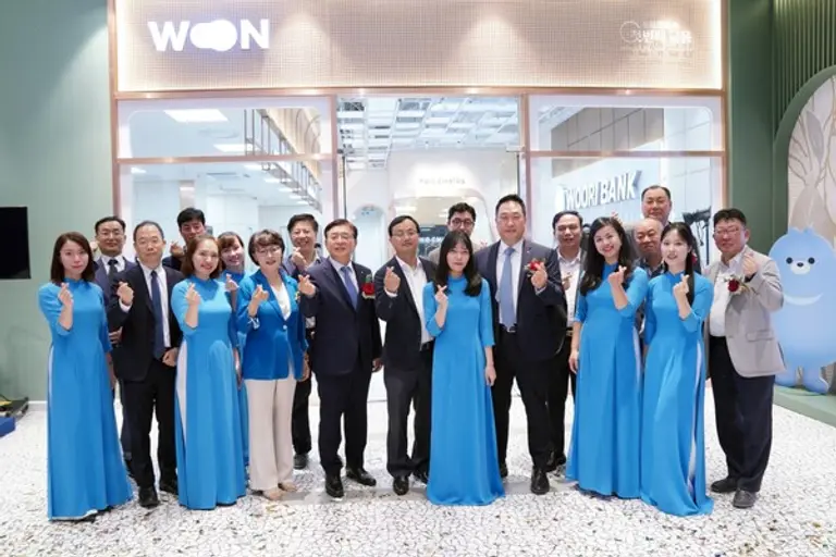 베트남우리은행이 지난 6월 25일 베트남 수도 하노이에 현지 26번째 지점인 롯데몰지점 개점식을 열었다. 앞줄 왼쪽 2번째부터 윤상기 주베트남 대사관 재경관, 현지 직원, 장은숙 하노이 한인회장, 박종일 우리은행 베트남법인장, 또휘부 베트남 중앙은행 국제협력국장, 현지 직원, 홍선 코참 회장이다. [출처: 우리은행]
