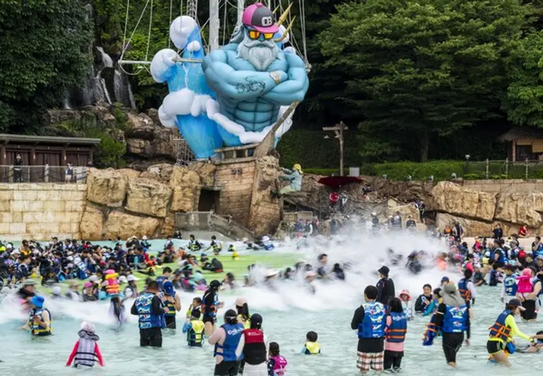 야외 파도풀에 생긴 신규 시그니처 조형물 