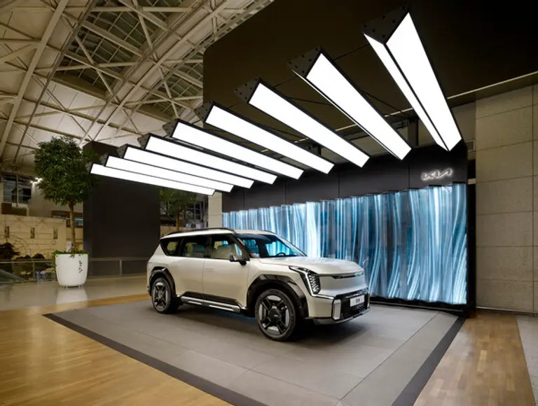 기아는 전 세계로 향하는 관문인 인천국제공항 제1여객터미널 3층 출국장 H 인근에 위치한 전시부스를 체험형 콘텐츠로 새 단장하고 운영에 나섰다.