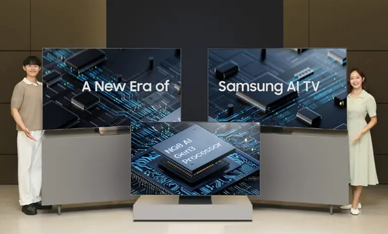 삼성전자 모델이 AI 기능 탑재된 초대형 프리미엄 TV 신제품(Neo QLED 8K, Neo QLED, 삼성 OLED)을 소개하고 있다.