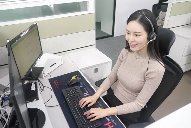 SKT 홍보모델이 고객센터에서 AI를 활용해 고객 문의에 답하는 모습