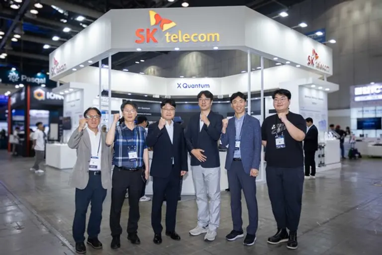 지난 달 25일 열린 국내 최대 양자 분야 전시회인 ‘퀀텀 코리아 2024’에서 SKT 컨소시엄 관계자들이 과제 착수에 앞서 각종 사안에 대해 논의하는 모습.