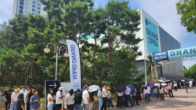 과천 디에트르 퍼스티지 견본주택을 찾은 사람들이 길게 대기줄을 형성하고 있다. (사진제공. 대방건설)