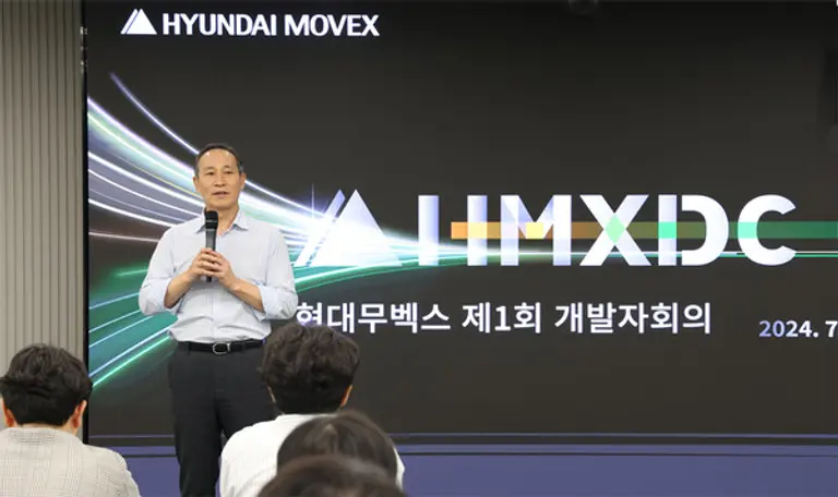 도익한 현대무벡스 대표이사가 미래 물류 기술의 방향성을 설명하고 있다.