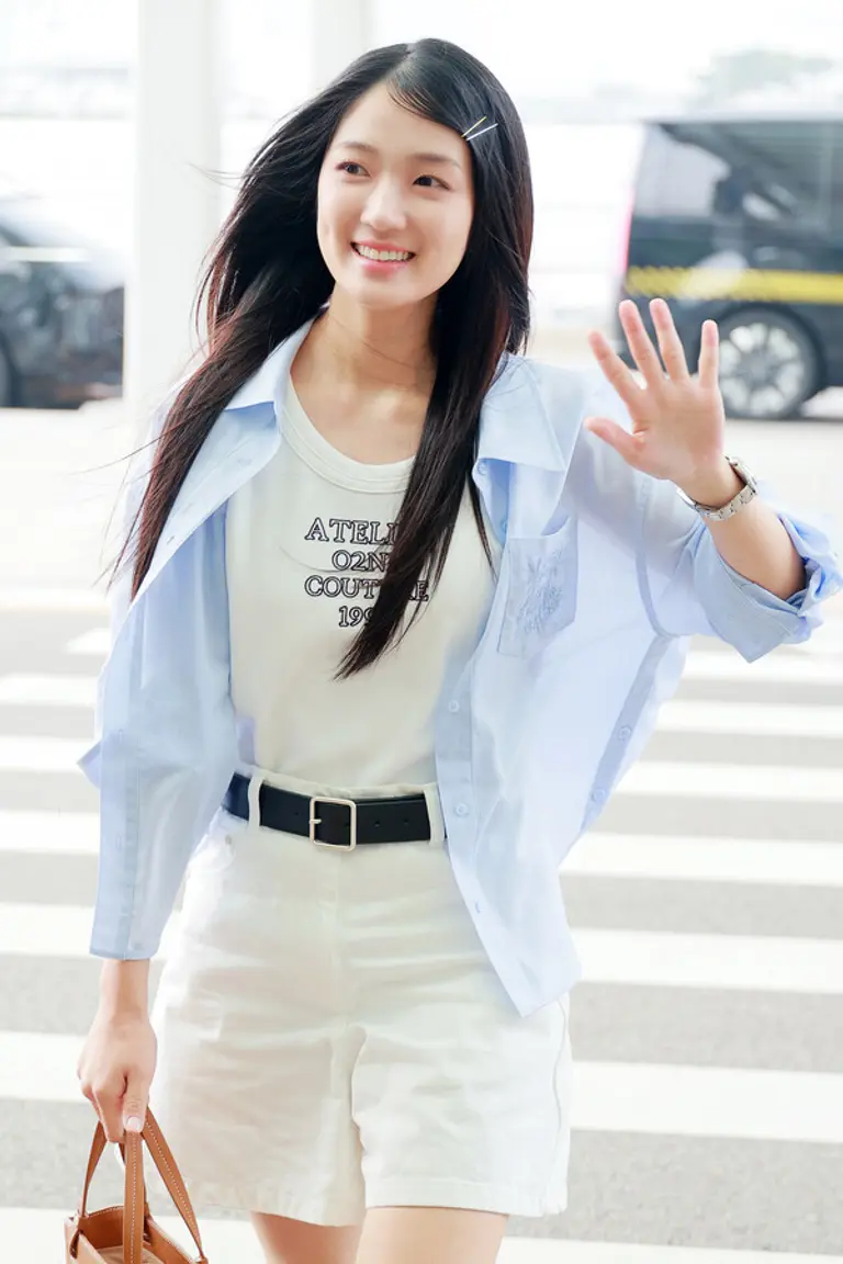 배우 김혜윤이 상큼발랄한 미소로 꾸안꾸 공항패션을 선보였다. (사진제공. 오즈세컨)