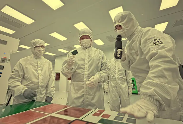 최태원 회장(가운데)이 지난 3일(현지시간) 조지아주 커빙턴시에 위치한 앱솔릭스를 찾아 세계 최초 유리기판 양산 공장을 둘러보며 사업 현황을 점검하고 있다. 사진 SK그룹