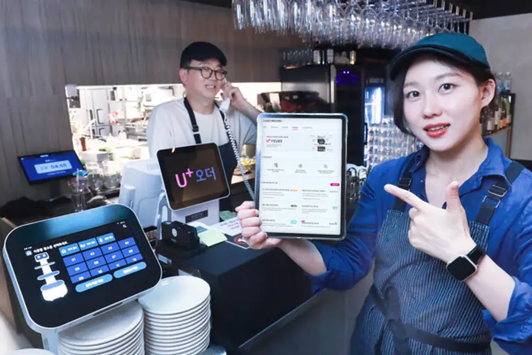 LG유플러스 모델이 U+사장님광장을 소개하는 모습.