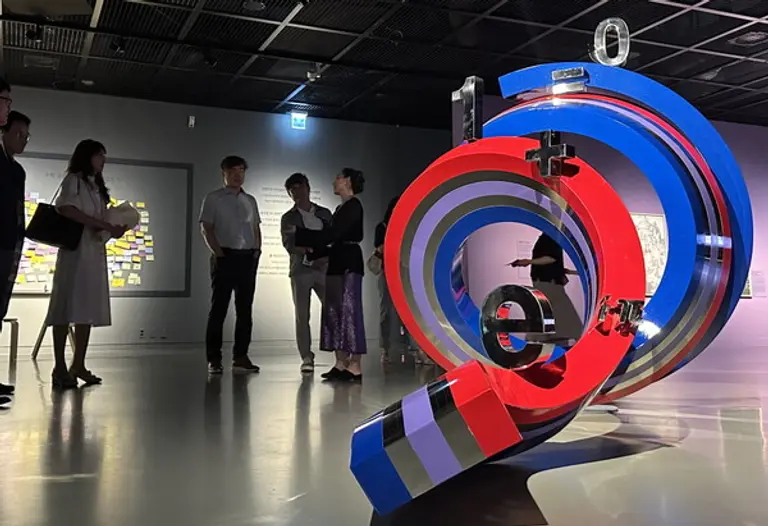  * 광주시립미술관 2024 여름특별전 ‘우주의 언어-수 x 한국미술명작’에 전시된 홍혜란 작가의 ‘오일러공식’ 작품. /제공: 광주시립미술관