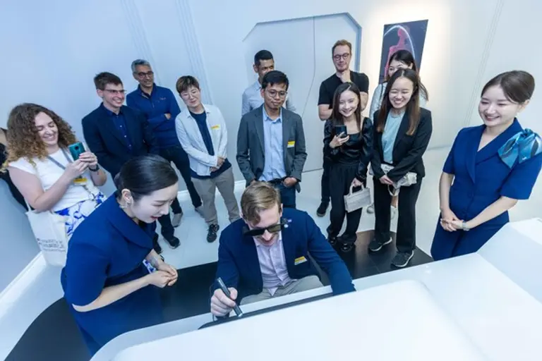 케임브리지 대학교 MBA 학생들이 티움을 관람하고 있는 모습