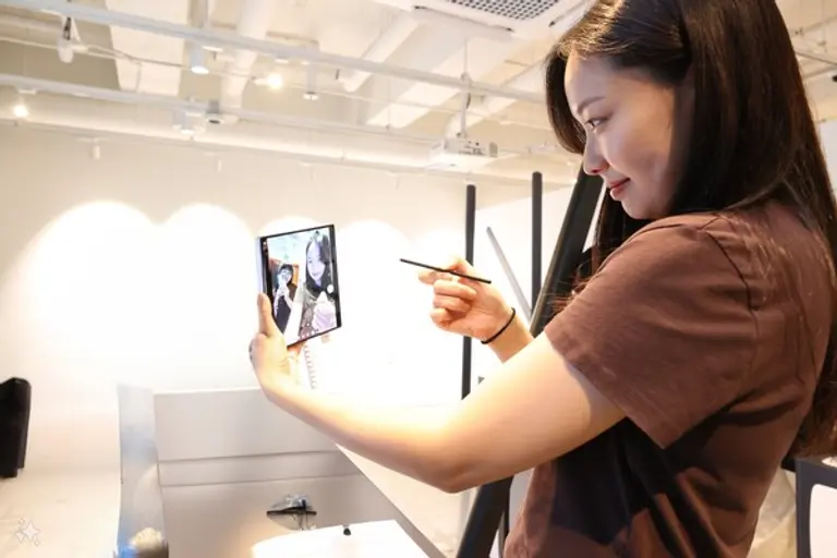  LGU+의 ‘일상비일상의틈byU+’에서 갤럭시 Z 폴더6 , Z 플립6를 활용해 방탈출 게임을 즐기고 있는 모습.