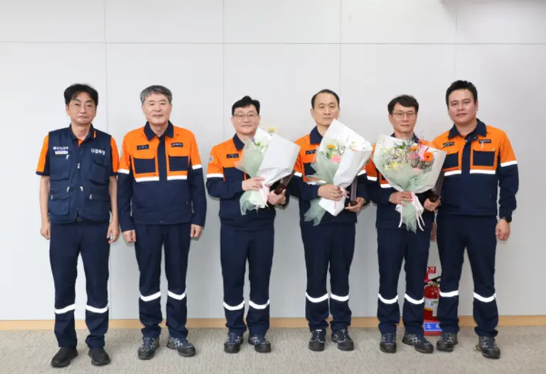 왼쪽부터 김성호 포스코노동조합 위원장, 이시우 포스코 대표이사 사장, 서정훈 과장, 이원종 파트장, 정원채 파트장, 이본석 포스코 노경협의회 전사 근로자 대표 