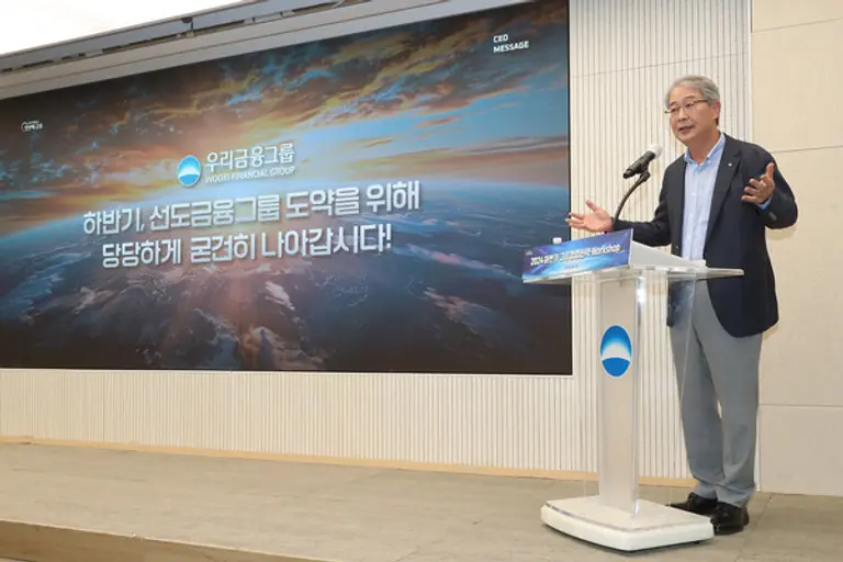 임종룡 우리금융그룹 회장이 지난 12일 서울 중구 회현동 본사에서 열린 2024년 하반기 그룹 경영전략워크숍에서 임직원에게 사자성어 "무신불립(無信不立)"을 언급하며, 고객의 신뢰 회복과 선도금융그룹 도약을 다짐했다. [출처: 우리금융그룹]