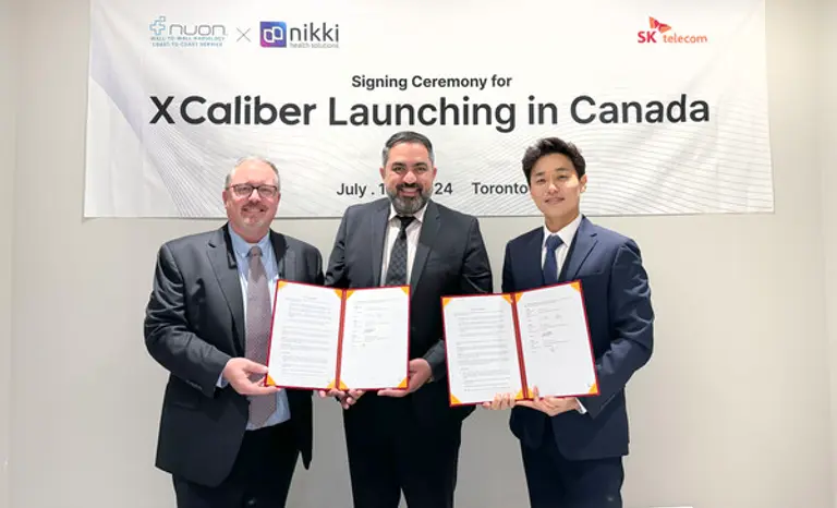 캐나다 토론토 니키 헬스 솔루션 사무실에서 ‘엑스칼리버’ 유통계약 체결식을 가진 손인혁 SKT GS AIX 담당(사진 오른쪽)과 마크 리틀(왼쪽), PJ 모하이어(가운데) 뉴온앤니키 공동대표가 계약 체결 후 기념촬영을 하고 있다.