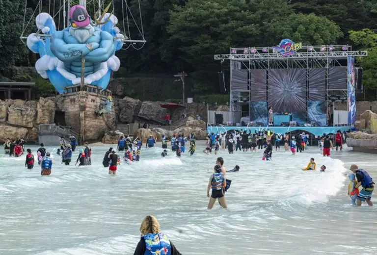 힙세이돈 시그니처 조형물과 클럽 캐비 무대가 설치된 캐리비안 베이 야외 파도풀