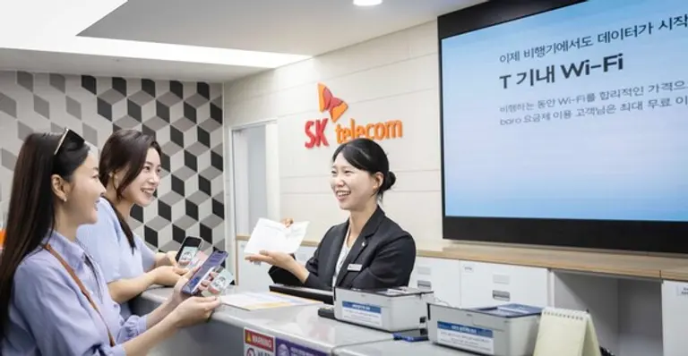 SKT 모델이 인천공항 로밍센터에서 ‘T 기내 와이파이’를 홍보하고 있는 모습.