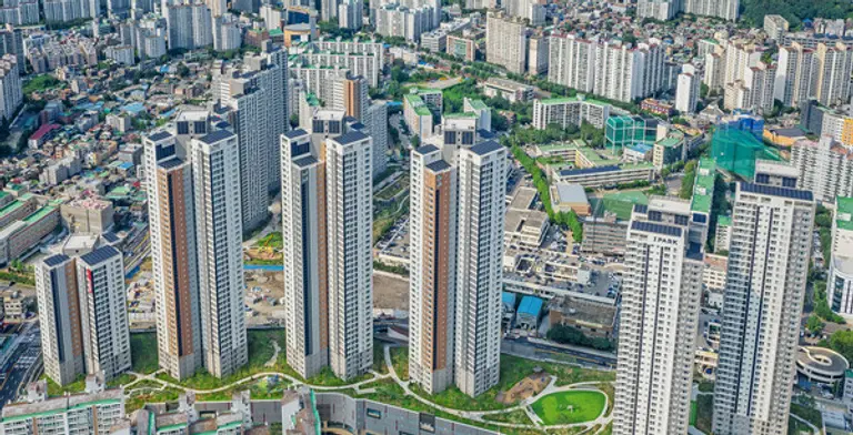 옥상과 벽면에 태양광 패널이 설치돼 태양광 에너지를 활용하고 있는 고척아이파크 전경 (사진제공. HDC현대산업개발)