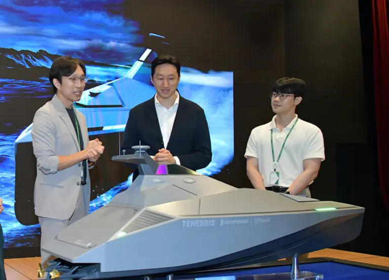 정기선 HD현대 부회장이 미래기술원 연구원들로부터 팔란티어(Palantir, PLTR)와 공동개발 중인 무인수상정(USV) 