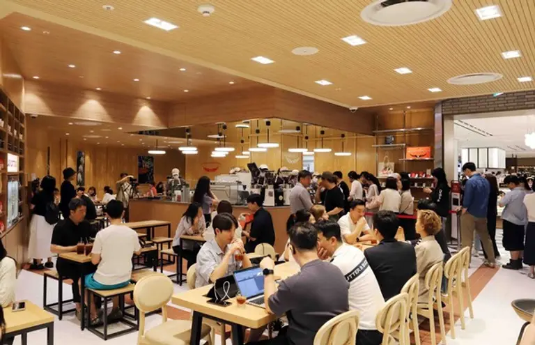 신세계백화점 본점에 문을 연 인텔리젠시아 커피바 전경 (사진제공. 신세계백화점)