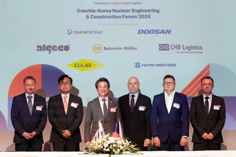 백정완 사장(왼쪽 세 번째)이 5월 27일 체코 현지에서 MOU를 체결하고 기념 사진을 촬영하고 있다.(사진제공. 대우건설