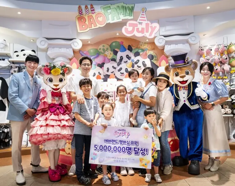 에버랜드는 솜사탕 회원 중 최다 다자녀 가족인 김소영 씨 가족(6자녀)을 17일 에버랜드에 초청해 전문 가이드가 동행하는 드림투어 체험 기회를 선물했다.