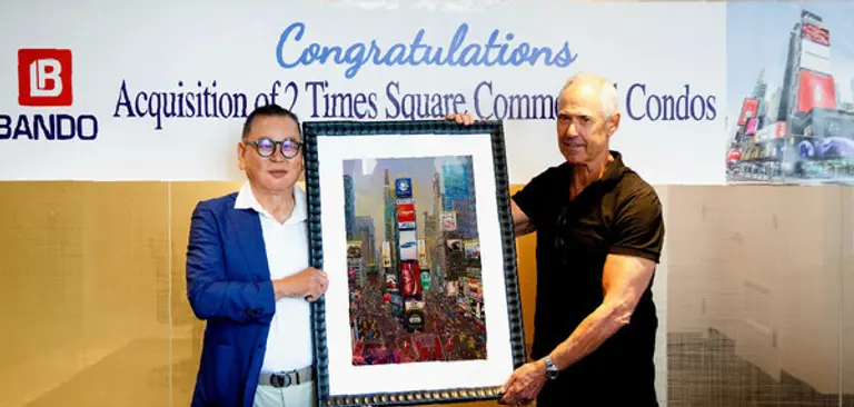 ​권홍사 반도건설 회장이 제프 카츠(Jeff Katz)셔우드 에쿼티스 회장과 타임스퀘어 리테일몰 매매계약을 체결한 후 기념촬영을 하고 있다. (사진제공. 반도건설)