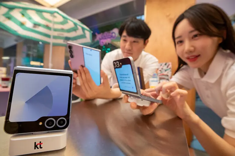 KT 직원이 ‘갤럭시 Z 폴드6, Z 플립6’ 사전개통 혜택에 대해 설명하는 모습