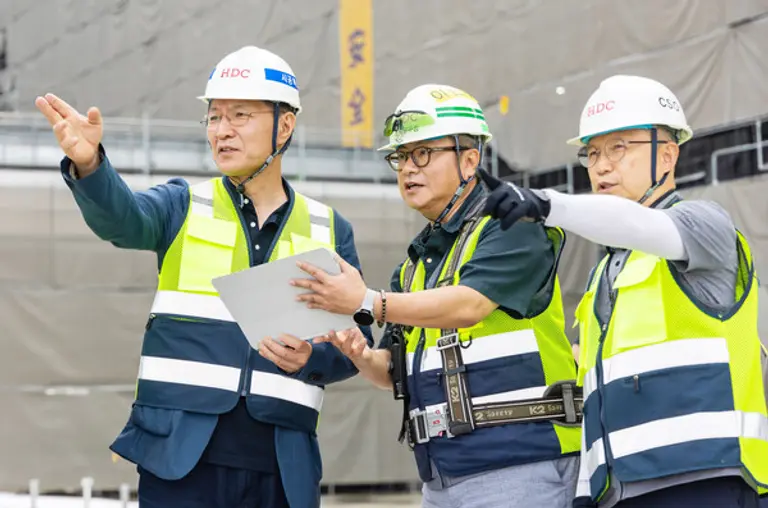 조태제 HDC현대산업개발 대표이사(사진 오른쪽)와 박홍근 시공혁신단장(왼쪽)이 고덕 아이파크 디어반 현장을 찾아 구조자문 활동을 진행했다. (사진제공. HDC현대산업개발)