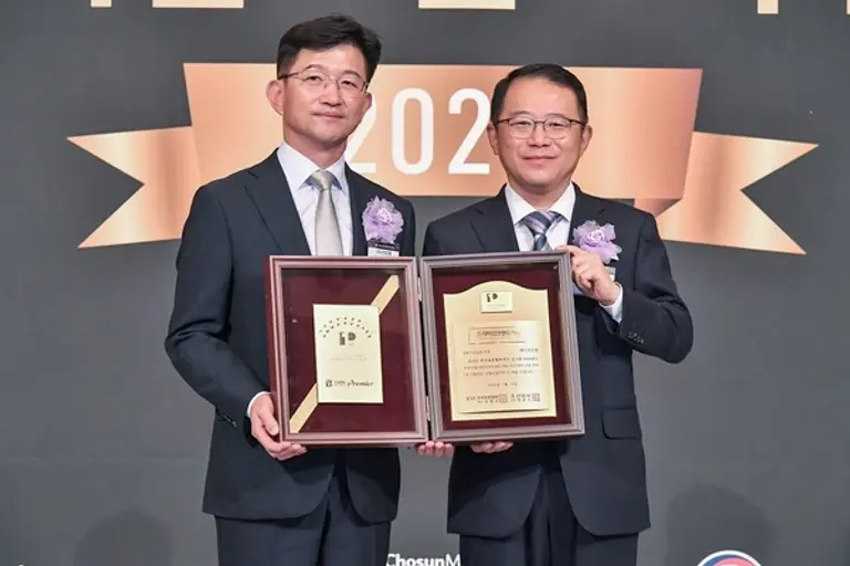 신한은행 WM추진부 문진규 본부장(왼쪽)과 한국표준협회 강명수 회장이 지난 18일 서울 중구 롯데호텔에서 열린 2024 프리미엄브랜드지수(KS-PBI) 시상식에서 은행과 PB 부문 1위 상패를 들고 기념사진을 촬영했다. [출처: 신한은행]