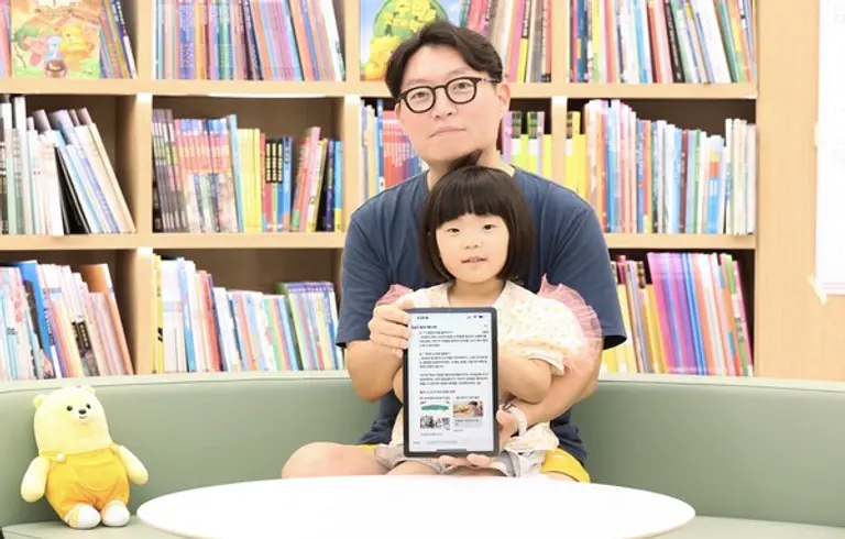 부모나라 이용자가 아이와 함께 