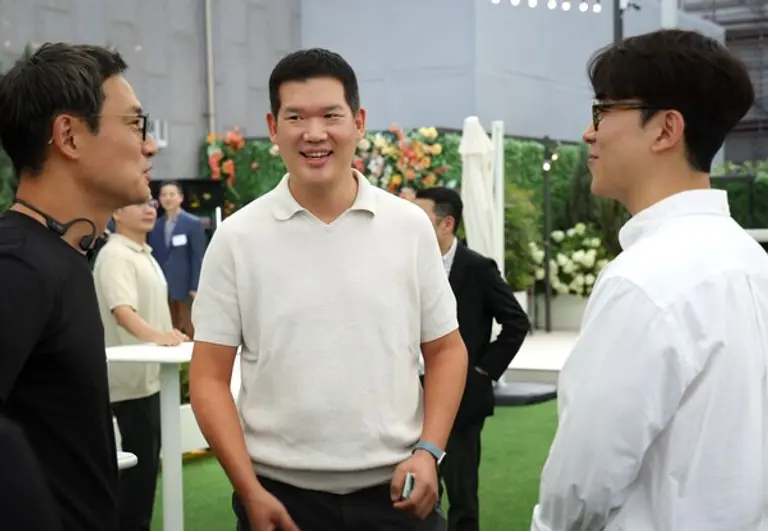 허윤홍 GS건설 대표(사진 가운데)가 19일 진행된 ‘오픈이노베이션 데이’ 행사에서 스타트업 대표들과 환담하고 있다. (사진제공. GS건설)