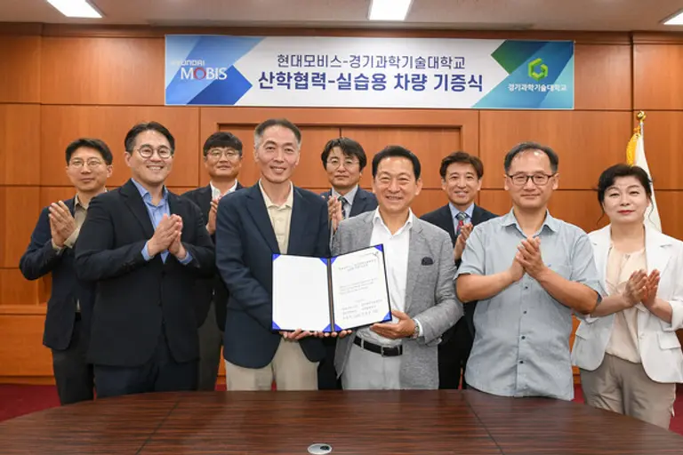 앞줄 왼쪽 두번째부터 조윤덕 현대모비스 경영지원담당과 이승호 경기과학기술대학교 산학협력단장. 