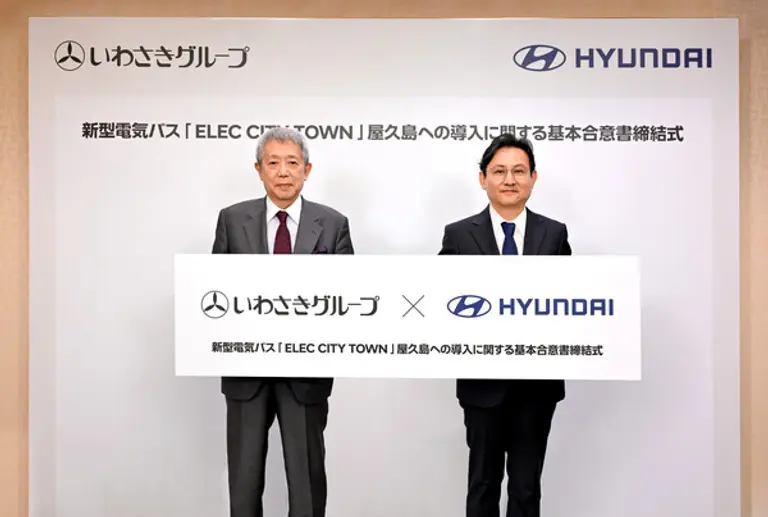 조원상 현대차 일본법인(HMJ) 법인장(오른쪽)과 이와사키 요시타로 이와사키그룹 CEO가 구매의향서 체결식에서 기념 촬영을 하고 있다.